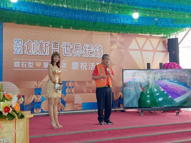 時隔3個月，旺旺蔡衍明愛心基金會再度至田中華新口罩觀光工廠，辦理公益演唱會，基金會主任周哲仁，致詞時感謝華新醫材董事長鄭永柱的響應支持，一同宣揚敬老扶老的孝道精神。（謝瓊雲攝）