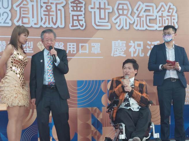 台語歌手「番鴨王」蔡義德(右二)邀請鄭永柱董事長（左二）上台合唱演出。（謝瓊雲攝）