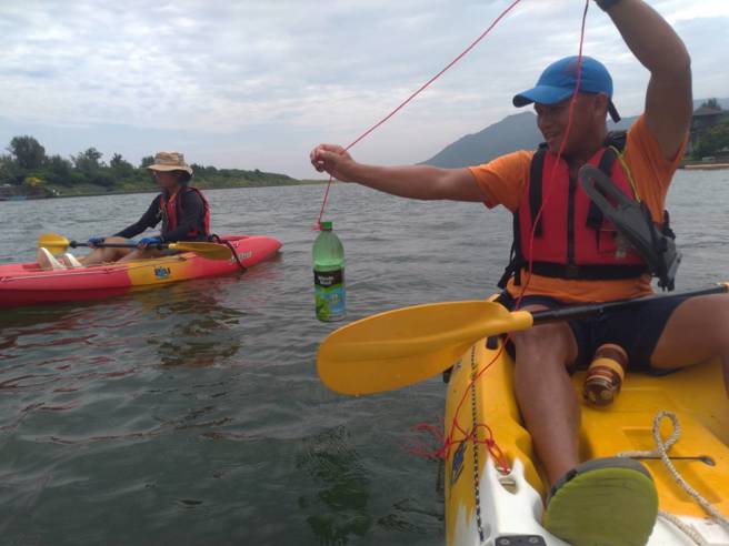 龙门露营区进行环教课程，探访双溪河测量其深度
新北市政府提供
