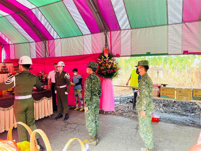 内埔乡公墓461名亡故荣民骨骸，将迁移至嘉义军人公墓纳骨堂安置，军方前往表达敬意。(李明祺提供)