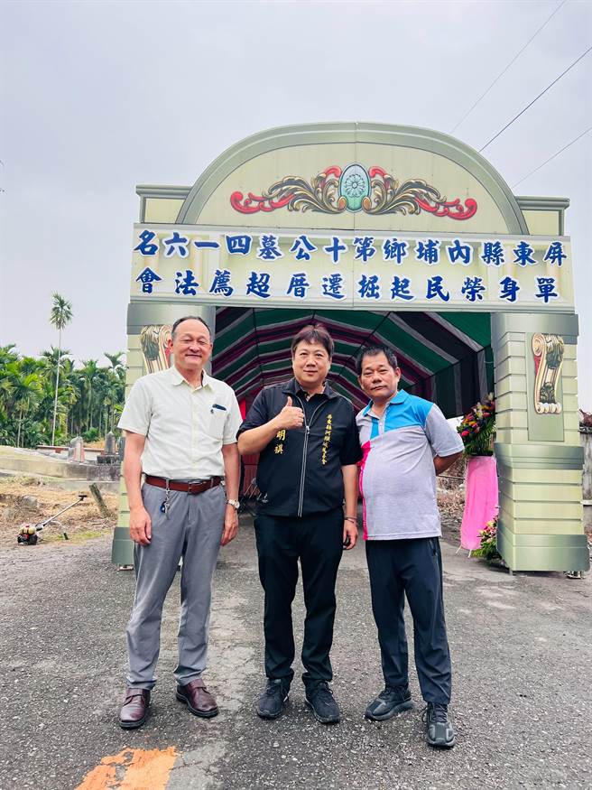 长期协助亡故荣民骨骸迁葬的李明祺(中)，在起掘法会后也放下心中大石。(李明祺提供)