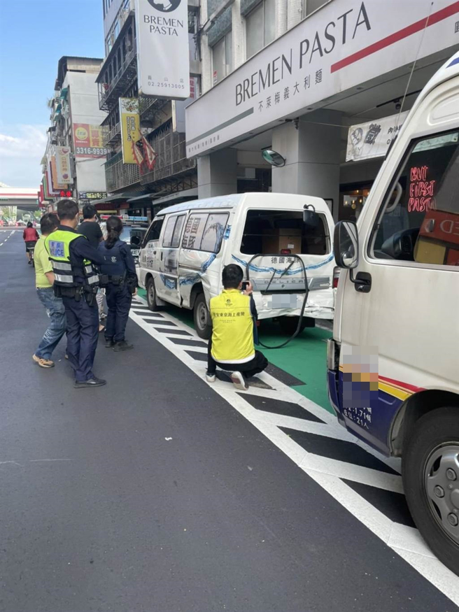 北市承德路發生3車追撞，其中包括1部警車。（陳鴻偉翻攝）