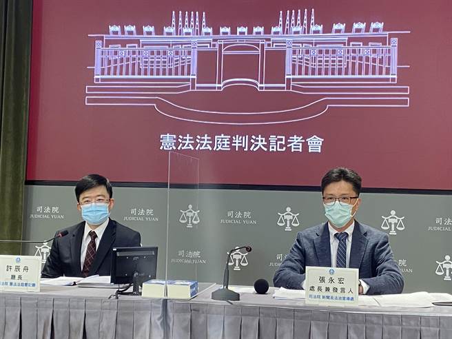 宪法法庭25日作成第3号判决，关于被告之辩护人对羁押裁定抗告案，由宪法法庭书记厅厅长许辰舟、新闻及法治宣导处处长兼发言人张永宏对外说明。（林伟信摄）