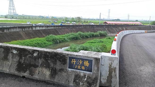 横跨后壁菁寮大排的行沙桥，25日举行完工谢土典礼。(张世贤服务处提供／刘秀芬台南传真)