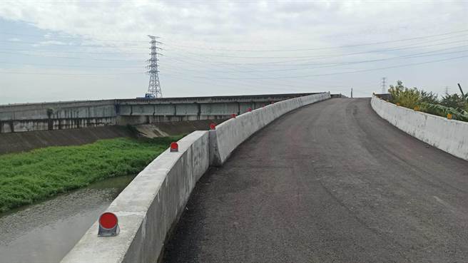 横跨后壁菁寮大排的行沙桥，25日举行完工谢土典礼。(张世贤服务处提供／刘秀芬台南传真)