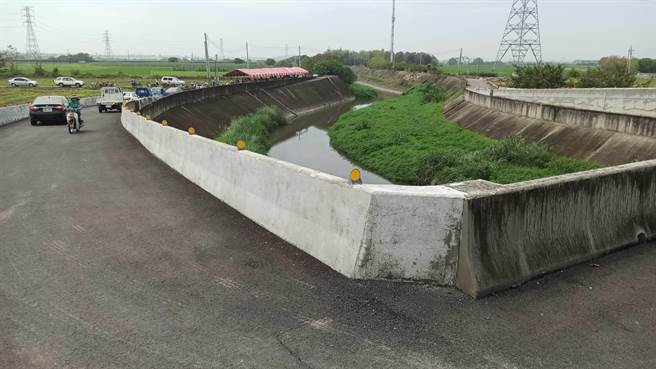 横跨后壁菁寮大排的行沙桥，25日举行完工谢土典礼。(张世贤服务处提供／刘秀芬台南传真)