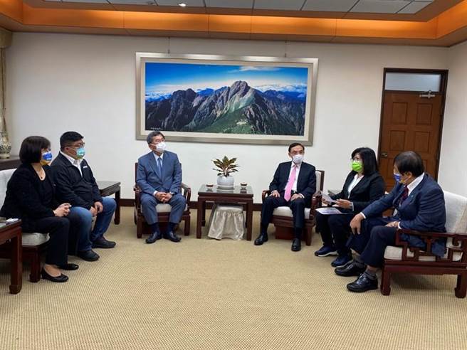 民进党5位立委到法务部拜会部长蔡清祥，抗议嘉义市议员戴寧羁押中返家奔丧带戒具，违反正常社会民情。（陈明文办公室提供／张亦惠嘉县传真）