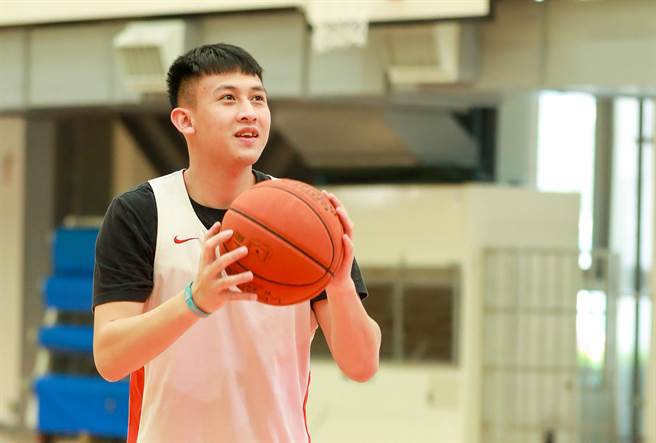 今年HBL的年度MVP与人气王、新竹光復高中球员陈将双，家乡在台中环山部落，从小由阿嬷抚养照顾。（展望会提供／林良齐台北传真）