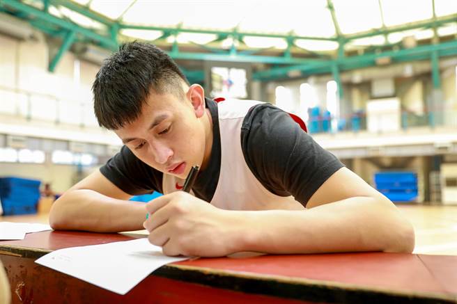 今年HBL的年度MVP与人气王、新竹光復高中球员陈将双，家乡在台中环山部落，从小由阿嬷抚养照顾。（展望会提供／林良齐台北传真）