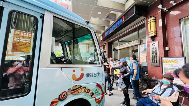 台東達仁「跨域」達屏東枋寮幸福巴士受到好評。（台東監理站提供／蔡旻妤台東傳真）