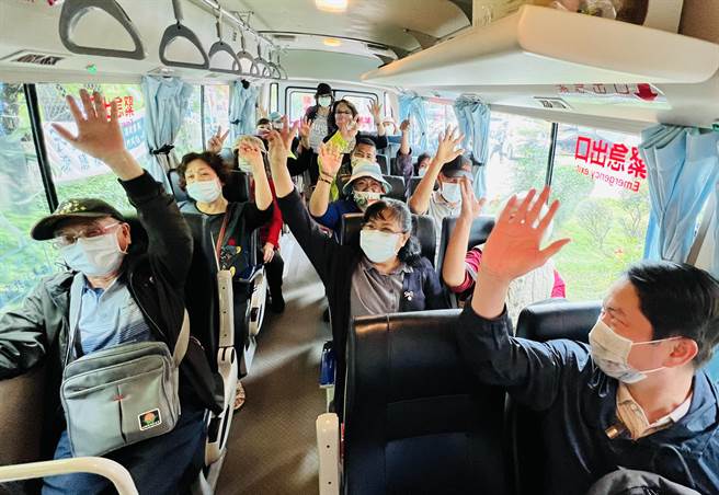 台東達仁「跨域」達屏東枋寮幸福巴士受到好評。（台東監理站提供／蔡旻妤台東傳真）