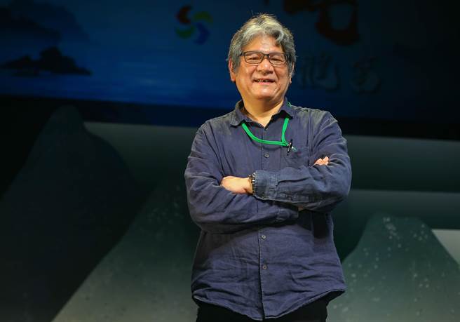 歷經媒體人事風波，紙風車劇團創辦人李永豐回到劇場，展現久違的笑容。（粘耿豪攝）