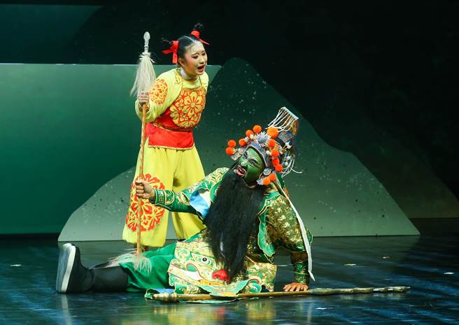 紙風車劇團新作《哪吒鬧龍宮》，結合真人武打、布袋戲與動畫。（粘耿豪攝）