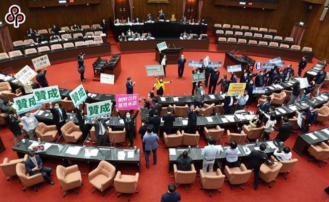 立法院25日三讀通過18歲公民權修憲案。（姚志平攝）