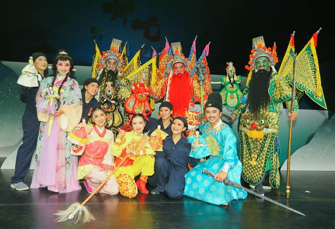 紙風車劇團新作《哪吒鬧龍宮》，結合真人武打、布袋戲與動畫。演員日夜排練，總算要上陣演出。（粘耿豪攝）