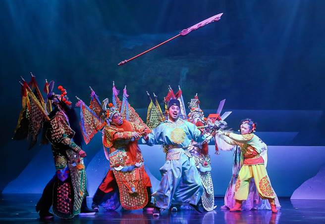 紙風車劇團新作《哪吒鬧龍宮》，結合真人武打、布袋戲與動畫。（粘耿豪攝）