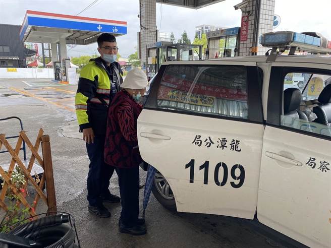 93歲家住桃園市龍潭區的黃姓老婦，25日上午獨自蹲坐在龍潭區大昌路旁的加油站旁，龍潭分局員警巡邏經過見狀立即趨前關心，送他回家。（翻攝照片）