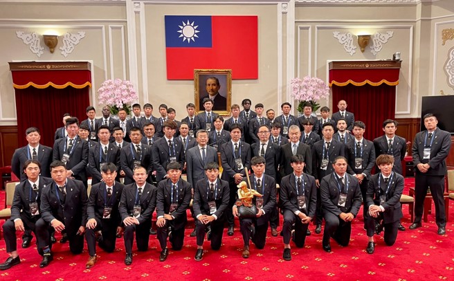 中信兄弟以去年中职总冠军队伍身分前进总统府。（毛琬婷摄）