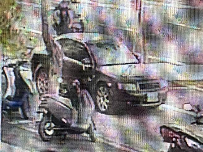 警方鎖定一輛可疑犯案的黑色自小客車，員警正全力追緝歹徒到案中。(警方提供／林雅惠高雄傳真)