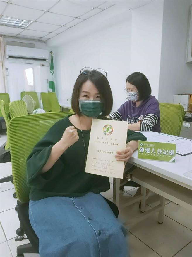 民進黨立委張宏陸的服務處主任吳亞蓁今（25日）下午在臉書發文表示，已登記參加民進黨新北市板橋區的議員黨內初選。（摘自臉書）