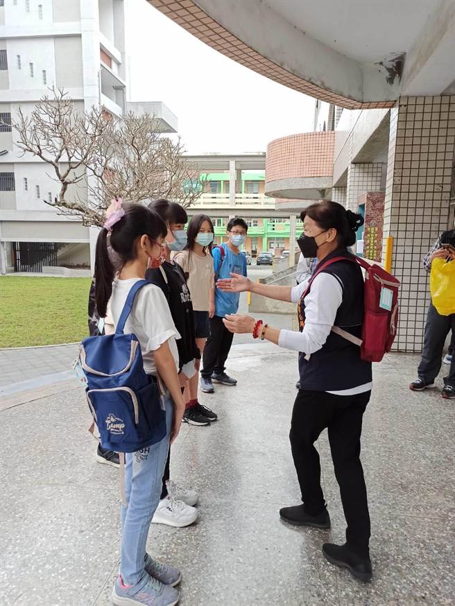 头份市长罗雪珠25日赠送儿童节礼物给全市国小学童。（头份市公所提供／谢明俊苗栗传真）