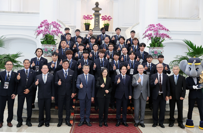 中信兄弟以去年中职总冠军队伍身分前进总统府。（中职提供）