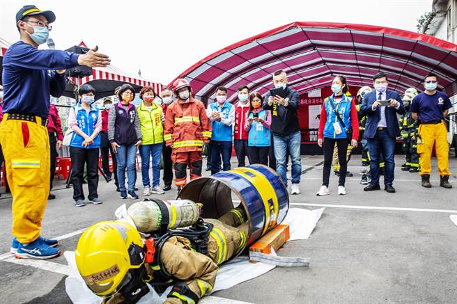 新竹縣新進女消防員穿越鐵桶，驗收通過困難地形訓練。（羅浚濱攝）