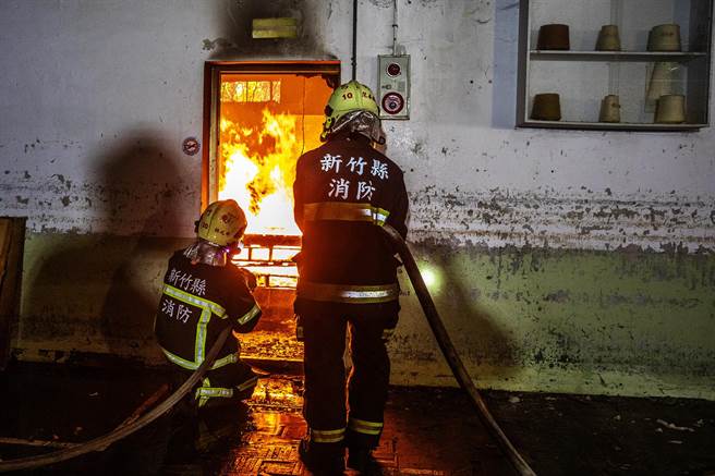 新竹縣新進女消防員在室內實模擬火災現場，驗收室內實火滅火操作。（羅浚濱攝）