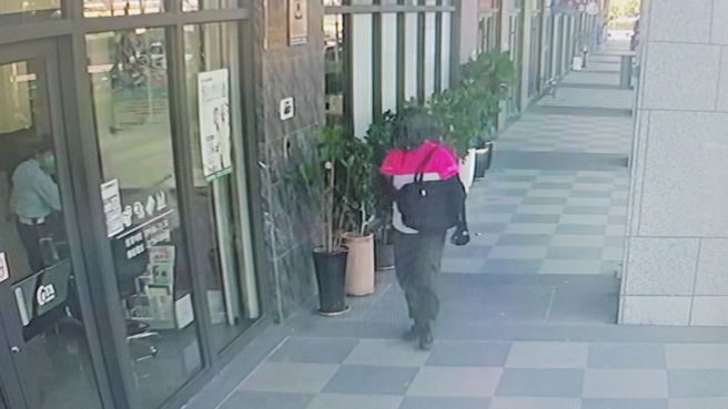 警方鎖定一輛可疑犯案的黑色自小客車，員警正全力追緝歹徒到案中。(警方提供／林雅惠高雄傳真)