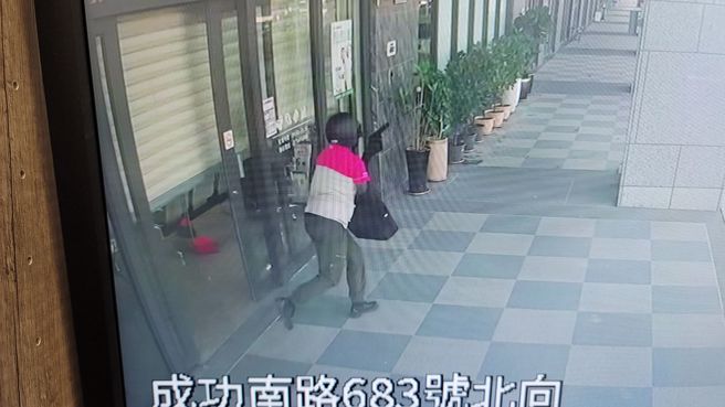 警方鎖定一輛可疑犯案的黑色自小客車，員警正全力追緝歹徒到案中。(警方提供／林雅惠高雄傳真)