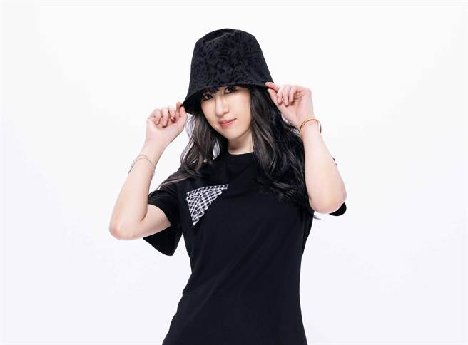 田心蕾将于4月推出数位专辑《黑彩虹》。（瑞田音乐提供）