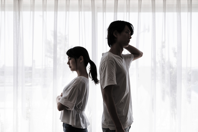 人妻外遇厂商员工大聊性事，遭人夫怒告求偿百万，竟遭回「只是朋友间玩笑话」。（示意图/shutterstock）