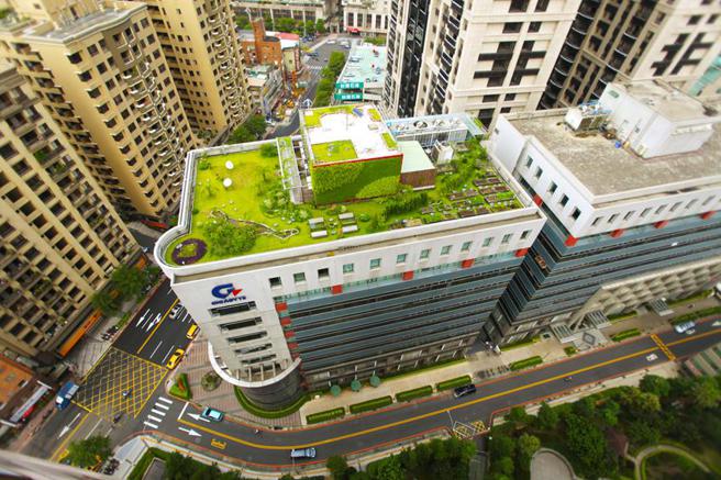 （技嘉科技致力打造以人为本社会共荣的永续品牌，早于2009年即推行「绿动计画」，并于新店总部大楼顶落建造G-HOME永续生态屋顶。图／技嘉提供）