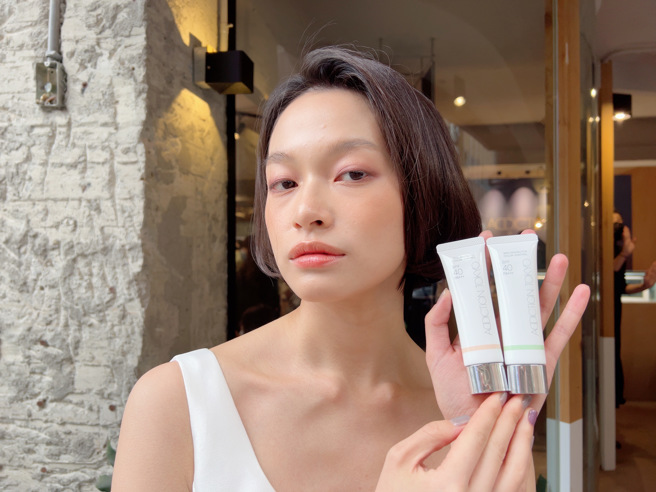 娇兰、肌肤之钥、资生堂、TOM FORD、爱马仕、ADDICTION、SOMEI、PONY EFFECT、ORBIS、安耐晒推出妆前乳新品，图中为MODEL示范ADDICTION水透瘾润色饰底乳。（邱映慈摄）