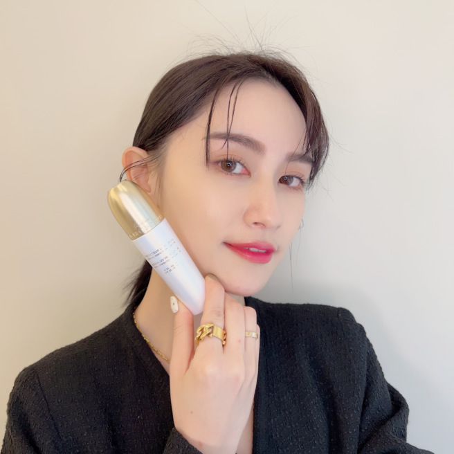 MODEL示范娇兰兰钻氧蕴极光白金隔离乳 SPF50 PA+++。（邱映慈摄）