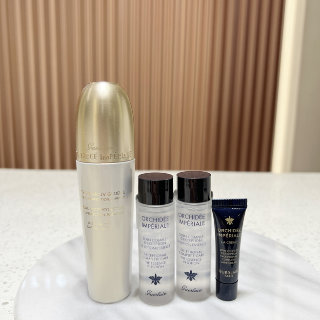 娇兰兰钻氧蕴极光白金隔离乳列入母亲节组合，「兰钻氧蕴极光白金隔离乳组」含兰钻氧蕴极光白金隔离乳 30ml、兰钻极萃氧生乳霜3ml、兰钻氧蕴极光精露15ml*2，优惠价5,700元。（邱映慈摄）