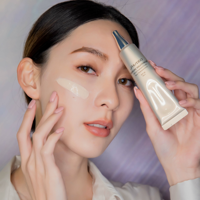 MODEL示范资生堂极上御藏珍珠光持妆乳 SPF30 PA++。（图／品牌提供）