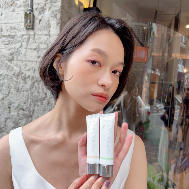 MODEL示范ADDICTION水透瘾润色饰底乳003 Fresh Beige、004 Pure Mint。（邱映慈摄）