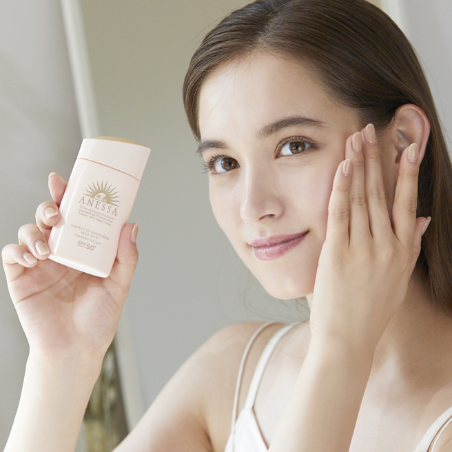 安耐晒代言人直美示范使用柔光乳敏感肌特效防晒露N。（图／品牌提供）