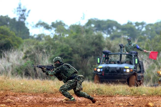 25日在新竹坑子口靶場進行小部隊特種作戰訓練，官兵進行伏擊作戰等操演項目。（鄧博仁攝） 
