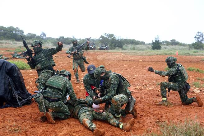 陸軍航特部戰隊25日在新竹坑子口靶場任務訓練，逼真戰傷救護過程，在泥濘地面協助受傷人員撤離。（鄧博仁攝）