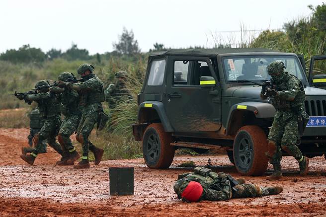 陸軍特種作戰指揮部特戰第五營展開為期18天的「戰術任務訓練」，25日在新竹坑子口靶場進行小部隊特種作戰訓練，官兵進行伏擊作戰等操演項目。（鄧博仁攝）