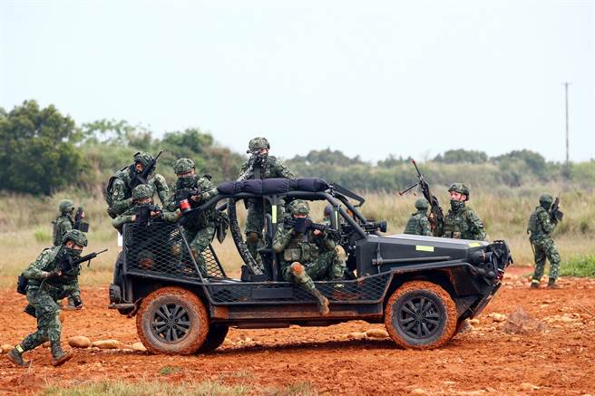 陸軍25日於新竹坑子口靶場舉行「航特部戰術任務訓練」，槍聲大作，煙霧瀰漫，陸軍特種部隊模擬與敵人交戰。（鄧博仁攝）