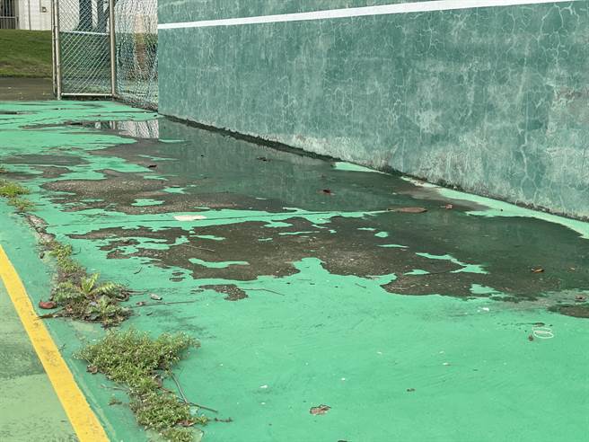 汝鎏国小综合球场地面出现严重斑驳、龟裂，校园危机四伏，将进行整建。（陈淑娥摄）