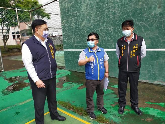 汝鎏国小综合球场地面出现严重斑驳、龟裂，立委杨琼璎服务处前往会勘。（陈淑娥摄）