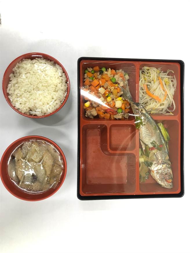 童仲彦在宜兰监狱的第一餐有红烧硬尾鱼等菜色。（宜兰监狱提供／李忠一宜兰传真）