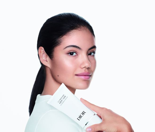 迪奥、THREE、suisai、FANCL、Wonder Bath推出洗顏新品，图中为迪奥全球时尚与美妆品牌大使艾玛‧拉杜卡努EmmaRaducanu。（图／品牌提供）