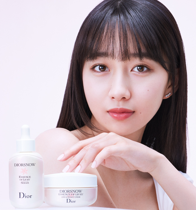 日本迪奥形象大使Cocomi与迪奥雪晶灵极亮光采精华、迪奥雪晶灵极亮光采轻凝霜。（图／品牌提供）