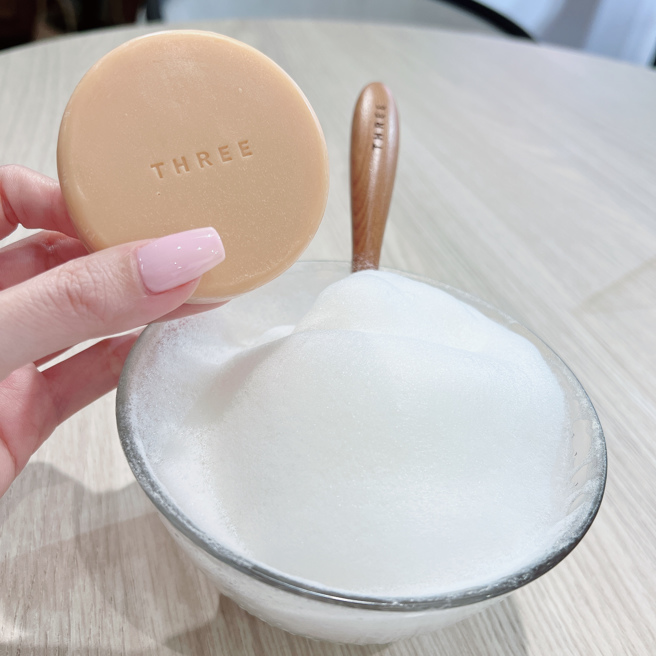 THREE极致活顏洁顏皂R可搓揉出浓密的泡沫。（邱映慈摄）