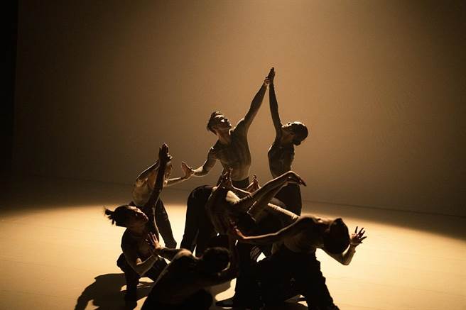 國際編舞大賽首獎編舞家賴翃中近期推出新作《嶙峋》，舞動生命的愛與痛。（劉振祥攝，翃舞製作提供）